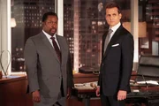 Robert (Wendell Pierce, l.) versucht, seine Autorität als geschäftsführender Partner zu behaupten, während Harvey (Gabriel Macht) sich nicht gerne unterordnen lässt. Das führt zu Reibungen.