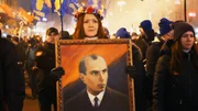 Ukrainische Nationalisten bei einer Versammlung zu Ehren von Stepan Bandera, ein umstrittener ukrainischer Nationalist, der in der ersten Hälfte des 20. Jahrhunderts für eine unabhängige Ukraine kämpfte. Ukrainische Nationalisten bei einer Versammlung zu Ehren von Stepan Bandera, ein umstrittener ukrainischer Nationalist, der in der ersten Hälfte des 20. Jahrhunderts für eine unabhängige Ukraine kämpfte.