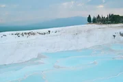 Warme Quellen mit extrem kalkhaltigem Wasser lieflen die Kalkterrassen von Pamukkale entstehen. Warme Quellen mit extrem kalkhaltigem Wasser lieflen die Kalkterrassen von Pamukkale entstehen.
