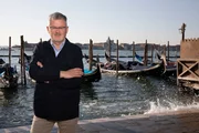 Das Wasser ist Fluch und Segen Venedigs – Christopher Clark vor einigen Gondeln. Das Wasser ist Fluch und Segen Venedigs – Christopher Clark vor einigen Gondeln.