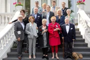 ARD/WDR ALTERSGL&Uuml;HEN - SPEED DATING F&Uuml;R SENIOREN, Regie, Buch: Jan Georg Sch&uuml;tte. hintere Reihe, v.l.n.r.: Volker Hartmann (Michael Gwisdek), Edith Wielande (Christine Schorn), Kurt Mailand (J&ouml;rg Gudzuhn), Jan Georg Sch&uuml;tte (Autor) mittlere Reihe, v.l.n.r.: Clara Bayer (Angela Winkler), Sergej Stern (Victor Choulman), Helge L&ouml;ns (Matthias Habich), Martha Schneider (Hildegard Schmahl), Hilde Matysek (Ilse Strambowski) vorne v.l.n.r.: Johann Sch&auml;fer (Mario Adorf), Maria Koppel (Senta Berger), Christa Nausch (Brigitte Janner), Leni Faupel (Gisela Keiner), Hartmut G&ouml;ttsche (Jochen Stern)