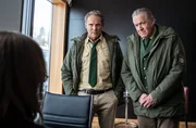 Die Ermittlungen führen Hubert (Christian Tramitz, links) und Girwidz (Michael Brandner, rechts) in das Büro der Landtagsabgeordneten Elke Schwiers, der Tochter des Toten. Die scheint jedoch gar nicht so aufgelöst zu sein, wie man erwarten würde. Die Ermittlungen führen Hubert (Christian Tramitz, links) und Girwidz (Michael Brandner, rechts) in das Büro der Landtagsabgeordneten Elke Schwiers, der Tochter des Toten. Die scheint jedoch gar nicht so aufgelöst zu sein, wie man erwarten würde.