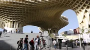 Entwurf eines deutschen Architekten: Eine futuristische Holzkonstruktion überspannt die Plaza Mayor, den Hauptplatz der andalusischen Hauptstadt Sevilla. Entwurf eines deutschen Architekten: Eine futuristische Holzkonstruktion überspannt die Plaza Mayor, den Hauptplatz der andalusischen Hauptstadt Sevilla.