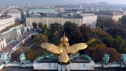 Goldener Adler auf dem Dach der Hofburg. Goldener Adler auf dem Dach der Hofburg.