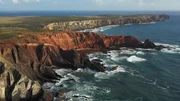 Der Fischerpfad ist eine 226,5 Kilometer lange Wanderweg. Er beginnt im Dorf Sao Torpes in der Provinz Alentejo und verl&auml;uft &uuml;ber die &auml;u&szlig;erste Spitze Europas &ndash; bei Sagres &ndash; bis nach Lagos an der Algarve. Eine traumhafte Felsk&uuml;ste mit zum Teil unentdeckten Str&auml;nden.