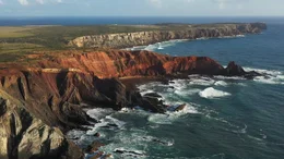 Der Fischerpfad ist eine 226,5 Kilometer lange Wanderweg. Er beginnt im Dorf Sao Torpes in der Provinz Alentejo und verl&auml;uft &uuml;ber die &auml;u&szlig;erste Spitze Europas &ndash; bei Sagres &ndash; bis nach Lagos an der Algarve. Eine traumhafte Felsk&uuml;ste mit zum Teil unentdeckten Str&auml;nden.