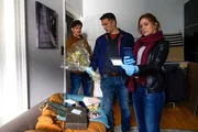 Jonas Domaschke (Dominik Weber, l.) ermöglicht Oberkommissar Max Fischer (Max Hemmersdorfer, M.) und Hauptkommissarin Kerstin Klar (Fiona Coors, r.) den Zugang zum Zimmer des Opfers.