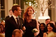Harvey (Gabriel Macht) kehrt rechtzeitig zur Hochzeit von Mike und Rachel zurück. Donna (Sarah Rafferty) an seiner Seite. Harvey (Gabriel Macht) kehrt rechtzeitig zur Hochzeit von Mike und Rachel zurück. Donna (Sarah Rafferty) an seiner Seite.