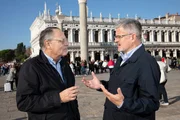 Regisseur Gero von Boehm (l.) mit Moderator Christopher Clark (r.) in Venedig.