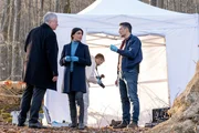 Oberstaatsanwalt Bernd Reuther (Rainer Hunold, l.) erhält Informationen zum Mordfall von Dr. Sahra Darbandi (Shadi Hedayati, M.) und Oberkommissar Max Fischer (Max Hemmersdorfer, r.).