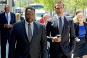 Der Machtkampf von Samantha und Alex, wer der nächste Namenspartner wird, belastet die Atmosphäre innerhalb der Kanzlei. Harvey (Gabriel Macht, r.) und Robert (Wendell Pierce) wollen diesem Konflikt ein Ende bereiten.