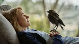 Penguin ist f&uuml;r die dreifache Mutter Sam (Naomi Watts) ein neues Familienmitglied