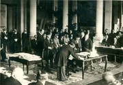 Die t&uuml;rkische Delegation unterschreibt im Pariser Vorort S&egrave;vres den Friedensvertrag mit den Alliierten.