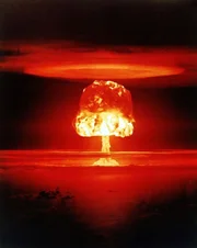 Mit der Atombombe beginnt ein neues Zeitalter. Im Rüstungswettlauf der Weltmächte ist das Erzgebirge mit seinen Uranvorkommen ein Hotspot in Stalins Atomprogramm. Mit der Atombombe beginnt ein neues Zeitalter. Im Rüstungswettlauf der Weltmächte ist das Erzgebirge mit seinen Uranvorkommen ein Hotspot in Stalins Atomprogramm.