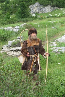 &Ouml;tzi (Stefan Krischke) war f&uuml;r das Leben in Bergen bestens ausger&uuml;stet. Mit seinem Bogen aus Eibenholz konnte er jeden Steinbock niederstrecken.
