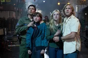 Eine Kleinstadt in Ohio im Jahre 1979. Eine Gruppe Jugendlicher ist mit einer Super 8 Kamera bewaffnet unterwegs und will ihren eigenen Zombiestreifen drehen. Doch schon bald stecken Alice (Elle Fanning, 2.v.r.) und Joe (Joel Courtney, 2.v.l.) mitsamt ihren V&auml;tern (Kyle Chandler, l. und Ron Eldard, r.) in einem echten Horrorfilm ...