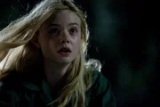 Ger&auml;t in die F&auml;nge eines riesigen Monsters, das eigentlich auf Metall steht: Alice (Elle Fanning) ...