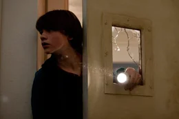 Um Alice aus den F&auml;ngen der dubiosen Kreatur zu befreien, wagt sich Joe (Joel Courtney) mitten in die evakuierte und abgeriegelte Stadt. In seiner Schule wird er f&uuml;ndig ...