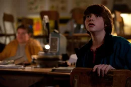 Gerade noch dabei, einen kindlichen Horrorfilm zu drehen, da m&uuml;ssen auch schon Charles (Riley Griffiths, l.) und Joe (Joel Courtney, r.) auf ihren Aufnahmen der Super-8-Kamera sehen, dass sie mitten in einem realen Horrorspektakel stecken, aus dem kein Entrinnen m&ouml;glich scheint ...