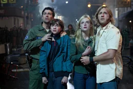 Eine Kleinstadt in Ohio im Jahre 1979. Eine Gruppe Jugendlicher ist mit einer Super 8 Kamera bewaffnet unterwegs und will ihren eigenen Zombiestreifen drehen. Doch schon bald stecken Alice (Elle Fanning, 2.v.r.) und Joe (Joel Courtney, 2.v.l.) mitsamt ihren V&auml;tern (Kyle Chandler, l. und Ron Eldard, r.) in einem echten Horrorfilm ...
