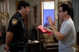 J.J. Abrams, r. am Set von SUPER 8 mit seinem Hauptdarsteller Kyle Chandler, l. ...