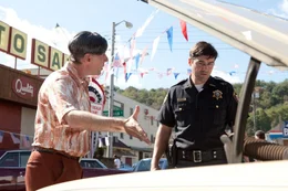 Zun&auml;chst werden nur Metallteile aus den Autos, dann ganze Elektroger&auml;te geklaut, auch alle Hunde verlassen in Scharen die Gegend und schlie&szlig;lich verschwinden sogar Menschen auf mysteri&ouml;se Weise. Sheriff Jackson Lamb (Kyle Chandler, r.) steht vor einem R&auml;tsel ...