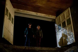 In einer H&ouml;hle unter dem Friedhof und dem Wasserturm der Stadt finden Joe (Joel Courtney, l.) und Cary (Ryan Lee, r.) die bewusstlose Alice, doch sie wird, wie viele andere Bewohner, von der Kreatur in einer Art Komazustand gehalten ...