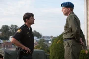 Schon bald wird Joes Vater (Kyle Chandler, l.) klar, Hilfssheriff des Ortes, dass Oberst Nelec (Noah Emmerich, r.) irgendetwas Unheimliches und Gef&auml;hrliches jagt ...