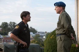Schon bald wird Joes Vater (Kyle Chandler, l.) klar, Hilfssheriff des Ortes, dass Oberst Nelec (Noah Emmerich, r.) irgendetwas Unheimliches und Gef&auml;hrliches jagt ...
