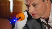 Mit akribischer Genauigkeit untersucht Detective Taylor (Gary Sinise) den Tatort.