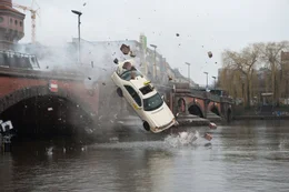 Das Taxi st&uuml;rzt von der Berliner Oberbaumbr&uuml;cke.