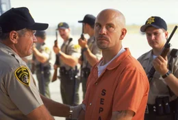 Eines Tages soll eine Gruppe Schwerverbrecher mit einem Flugzeug in ein neues Hochsicherheitsgef&auml;ngnis verlegt werden, darunter auch der hemmungslose Killer Cyrus "The Virus'" Grissom (John Malkovich, M.). Doch dem Sadisten gelingt es, die Con Air in seine Gewalt zu bringen ...