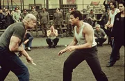 Kyle (Jean-Claude Van Damme, r.)