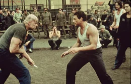 Kyle (Jean-Claude Van Damme, r.)