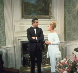 Als Mark (Sean Connery, l.) die Kleptomanin Marnie (Tippi Hedren, r.) auf frischer Tat ertappt, nutzt er ihre Notlage skrupellos aus und zwingt sie, ihn zu heiraten ...