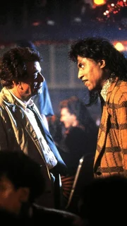 Lt. Columbo (Peter Falk, li.) trifft in dem Nachtclub auf Trainwreck (Little Richard), der ihm bei der Klärung des Mordes weiterhelfen kann.