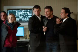 Auf ihrer Suche nach der Wahrheit sto&szlig;en Gina (Diane Kruger) und Martin Harris (Liam Neeson, 2. v. r.) &uuml;berall auf Widerstand.