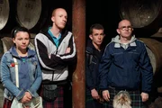 Der Betreuer Harry l&auml;dt die Gruppe zu einem Ausflug zu einer Whisky-Destillerie ein. Robbie (Paul Brannigan, 2. von rechts) und seine Weggef&auml;hrten - Mo (Jasmin Riggings, links), Rhino (William Ruane, 2. von links) und  Albert (Gary Maitland) - erhalten dadurch einen Einblick in die Welt der schottischen Single Malt Whiskys. Bei einem Whisky-Tasting in Edinburgh beweist Robbie erstaunliche F&auml;higkeiten bei der Verkostung des edlen Getr&auml;nks.