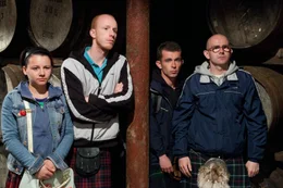 Der Betreuer Harry l&auml;dt die Gruppe zu einem Ausflug zu einer Whisky-Destillerie ein. Robbie (Paul Brannigan, 2. von rechts) und seine Weggef&auml;hrten - Mo (Jasmin Riggings, links), Rhino (William Ruane, 2. von links) und  Albert (Gary Maitland) - erhalten dadurch einen Einblick in die Welt der schottischen Single Malt Whiskys. Bei einem Whisky-Tasting in Edinburgh beweist Robbie erstaunliche F&auml;higkeiten bei der Verkostung des edlen Getr&auml;nks.