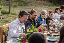 Jamie Oliver (l.)  +++ Die Verwendung des sendungsbezogenen Materials ist nur mit dem Hinweis und Verlinkung auf RTL+ gestattet. +++