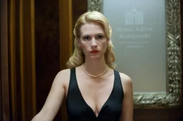 Martin Harris' Frau Elisabeth (January Jones).