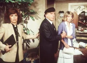 Völlig überrascht stehen Jennifer (Stefanie Powers, l.), Max (Lionel Stander, M.) und Marcie (Karen Carlson, r.) zwei Räubern gegenüber, die Marcies Wohnung verwüstet haben.