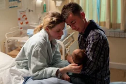 Der junge Robbie (Paul Brannigan) hat es im Leben nicht leicht gehabt und sich h&auml;ufig mit brutaler Gewalt durchgeschlagen. Seine Freundin Leonie (Siobhan Reilly) und er freuen sich &uuml;ber ihr gemeinsames Kind.