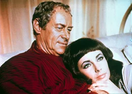 Cleopatra (Elizabeth Taylor) will, dass Caesar (Rex Harrison) bei ihr in &Auml;gypten bleibt, doch er muss nach Rom zur&uuml;ck.