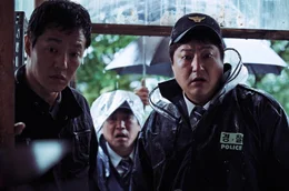 Detektiv (Jo Han-chul, l.); Jong-goo (Kwak Do-won, r.)