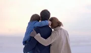 Eine Geschichte wie im M&auml;rchen: Sie hei&szlig;t Juliette, er Rom&eacute;o; sie lernen sich auf einer Party kennen und verlieben sich ineinander. Aus einer unbeschwerten Romanze wird Liebe, das junge Paar schwebt im siebten Himmel. Als dann auch noch Sohn Adam zur Welt kommt, scheint ihr Gl&uuml;ck vollkommen. Bis sie eines Tages die ersch&uuml;tternde Diagnose erhalten, die ihr gesamtes Leben ver&auml;ndern wird. -  Adam (Gabriel Elka&iuml;m) schaut mit seinen Eltern Rom&eacute;o (J&eacute;r&eacute;mie Elka&iuml;m) und Juliette (Val&eacute;rie Donzelli) einer positiven Zukunft entgegen.
