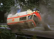 Der Notarztwagen überschlägt sich mehrmals auf der Autobahn...
