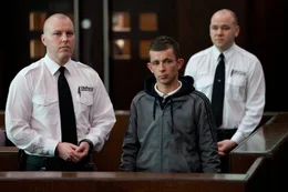 Der junge Robbie (Paul Brannigan, Mitte) hat es im Leben nicht leicht gehabt und sich h&auml;ufig mit brutaler Gewalt durchgeschlagen. Nachdem er einen anderen Mann verpr&uuml;gelt hat, droht ihm eine lange Freiheitsstrafe. Doch der Richter l&auml;sst Gnade vor Recht ergehen, als er erf&auml;hrt, dass Robbies Freundin Leonie schwanger ist. Robbie muss lediglich gemeinn&uuml;tzige Arbeit verrichten.
