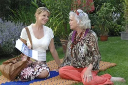 Katharina (Sophie Sch&uuml;tt, l.) &uuml;berrascht ihre Mutter (Renate Gei&szlig;ler, r.) mit der Nachricht, dass sie sich mit einer eigenen Schokoladenmanufaktur selbstst&auml;ndig machen will.