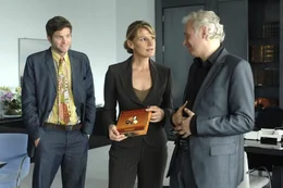 Katharina (Sophie Sch&uuml;tt, M.) erkennt, dass ihr Chef (Herbert Fritsch, r.) und sein Assistent Heiko (Peter Ketnath, l.) kein Interesse an der Schokoladenfirma haben und diese nur weiterverkaufen wollen...